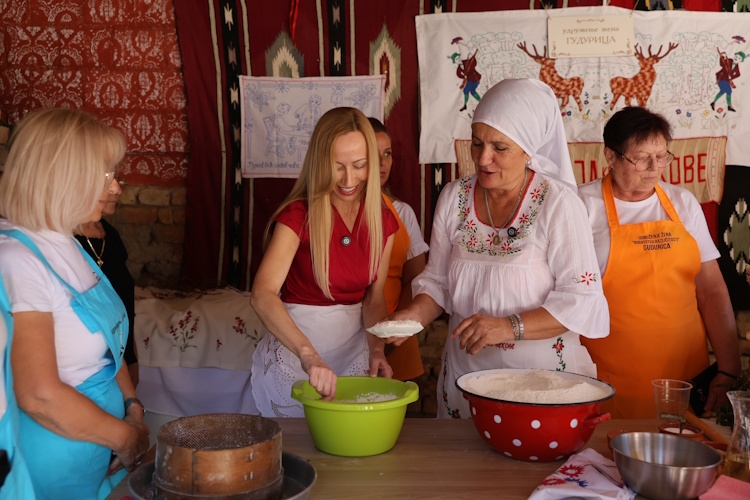 У ГУДУРИЦИ ОДРЖАНА ПРВА РАДИОНИЦА ПРИПРЕМЕ КОСОВСКЕ СТРУГАНЕ ПОГАЧЕ ВА...